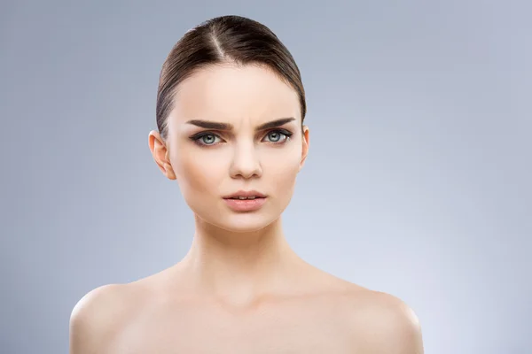 Chica frunciendo el ceño cejas — Foto de Stock