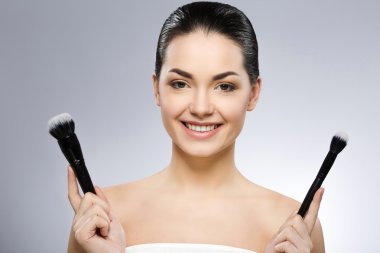 Sevimli kız tutarak fırçalar makyaj