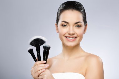 Sevimli kız tutarak fırça makyaj