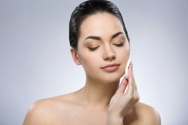 Esmer kız temizlik yüzü