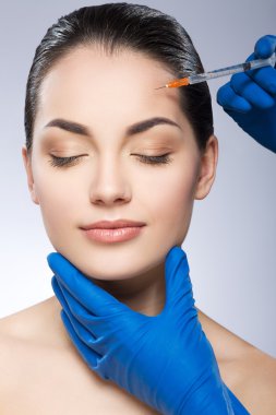 Plastik cerrah tarafından işletilen güzel model