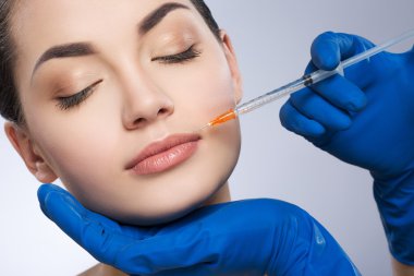 Güzellik enjeksiyonu olan kız