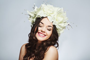 Koyu saçlı güzel bir kızın portresi