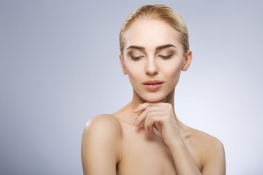 Çıplak makyaj ile kız portresi