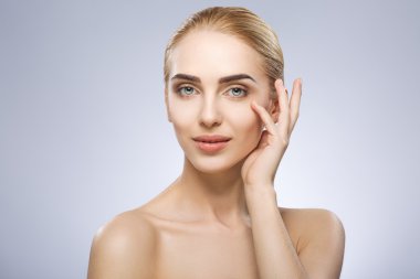 Uzun saçlı güzel sarışın kız