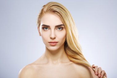 Çıplak makyaj ile güzel kız