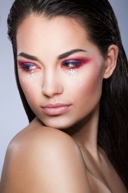 Yüzünde küçük ışıltılı yıldızlar olan model