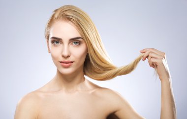 Çıplak makyaj stüdyosu ile şirin kız