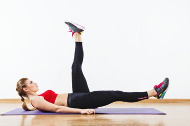 Spor salonunda fiziksel egzersizleri yapıyor çekici uygun kız