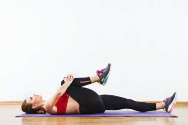 Spor salonunda fiziksel egzersizleri yapıyor çekici uygun kız