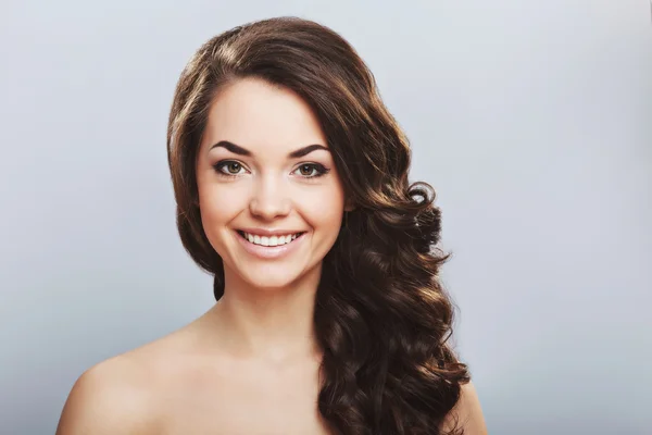 Un retrato de una hermosa chica con el pelo oscuro — Foto de Stock