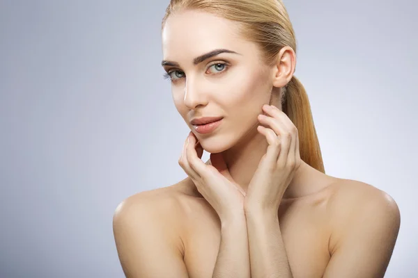 Atractivo modelo de maquillaje en el estudio — Foto de Stock