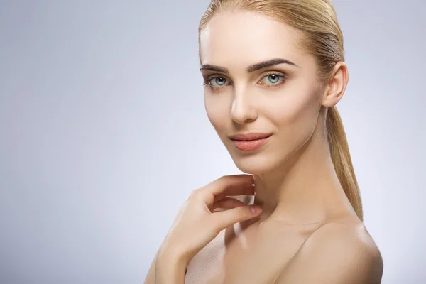 Retrato de chica con maquillaje desnudo — Foto de Stock