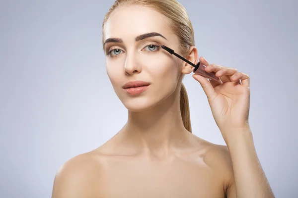 Retrato de chica con maquillaje desnudo — Foto de Stock