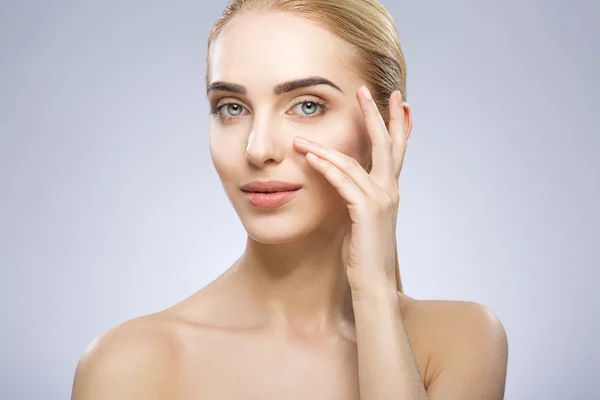 Retrato de chica con maquillaje desnudo — Foto de Stock