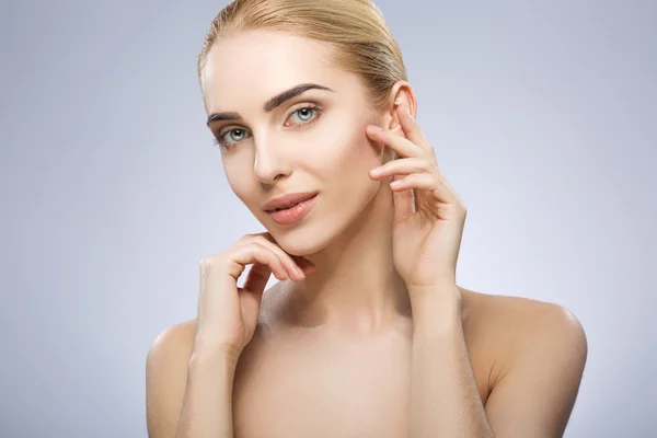 Retrato de chica con maquillaje desnudo — Foto de Stock