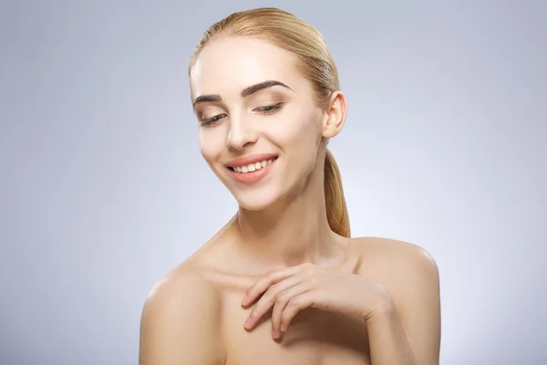 Retrato de chica con maquillaje desnudo — Foto de Stock