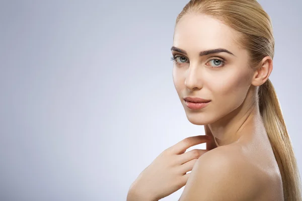 Attraente ragazza bionda con i capelli lunghi — Foto Stock