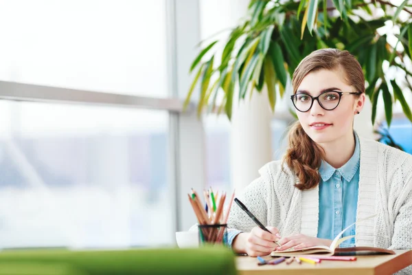 Chica sentada con lápices de colores — Foto de Stock