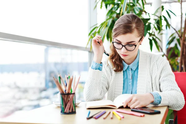 Dziewczyna siedzi z kolorowymi ołówki — Zdjęcie stockowe