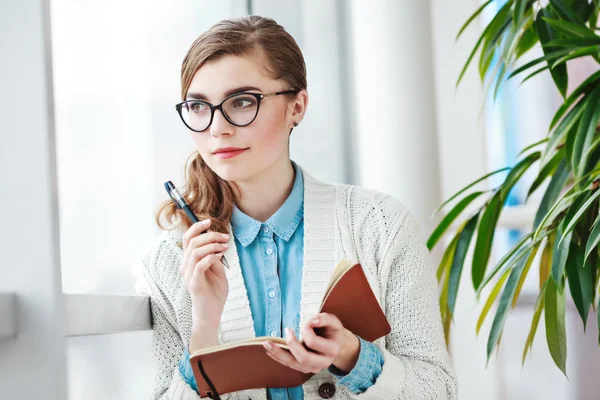 Preciosa chica con gafas de pie con portátil — Foto de Stock