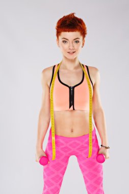 Gri studio arka plan sportif kıza