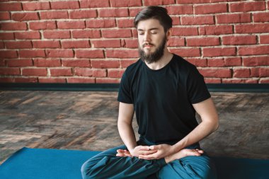 Yakışıklı adam yoga pozisyonları yapıyor