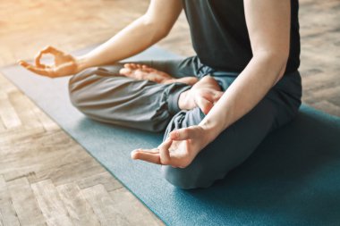 Yoga pozisyonu yapan adam