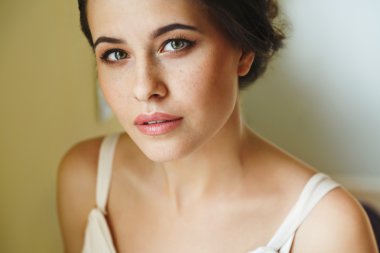 Gelin kameraya bakıyor