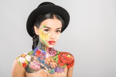 Gri arka planda gövde sanatı modeli