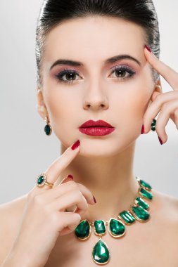 Kırmızı dudaklı güzel bir kadın portresi