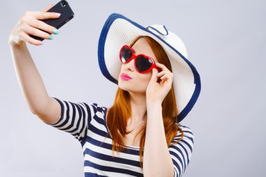 Kız selfie çekiyor.