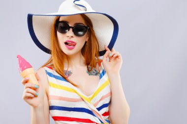 Kız holding dondurma