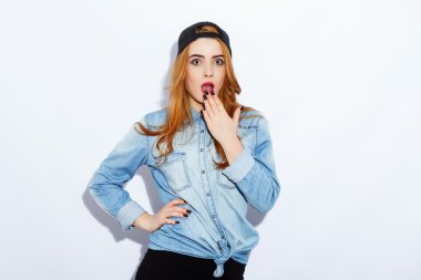 Beyaz arka planda poz veren sevimli genç kız