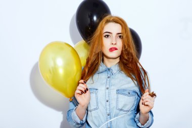 Beyaz arka planda balonlar ile şık kız