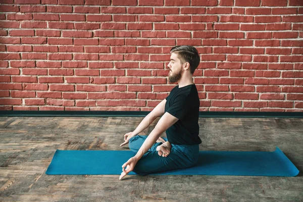 Joven practica yoga — Foto de Stock