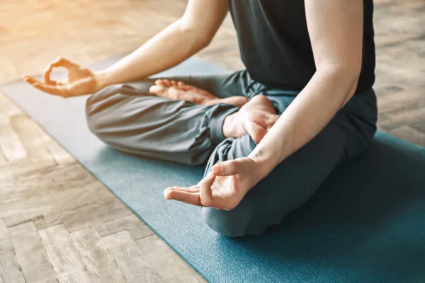 Mann macht Yoga-Positionen — Stockfoto