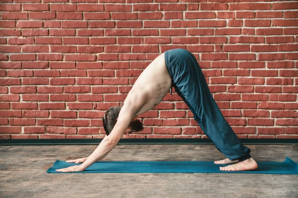 Joven practica yoga — Foto de Stock