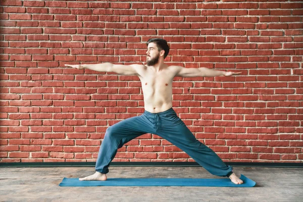 Homem atraente fazendo ioga — Fotografia de Stock