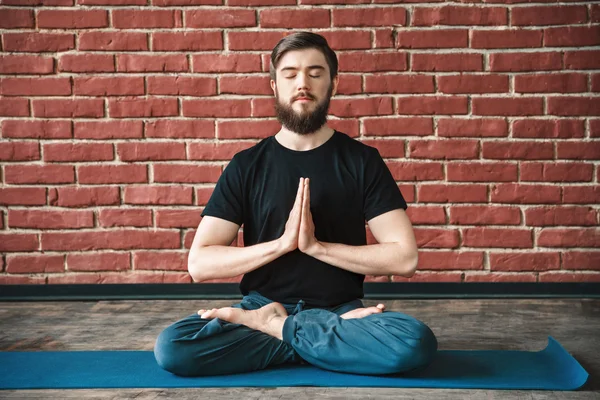 Attraktiver Mann beim Yoga — Stockfoto