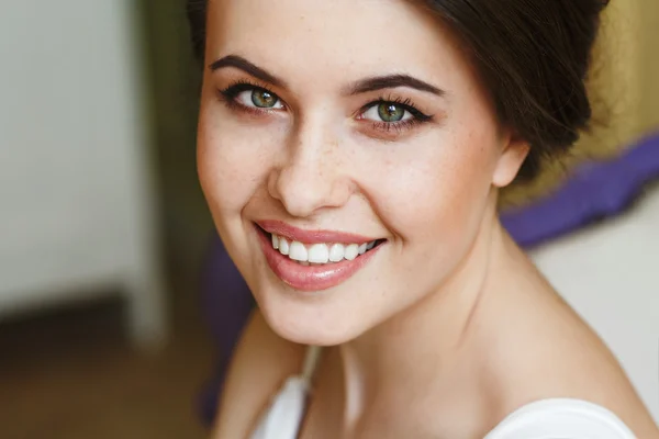 Mujer sonriente con buen maquillaje — Foto de Stock