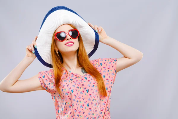 Улыбающаяся девушка в шляпе и солнечных очках — стоковое фото