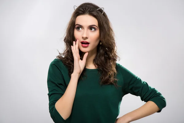 Un portrait de belle femme aux cheveux foncés — Photo