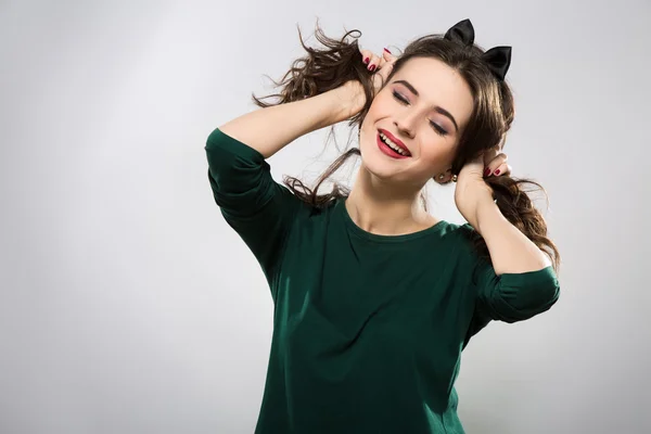 Um retrato de mulher encantadora com cabelo escuro — Fotografia de Stock