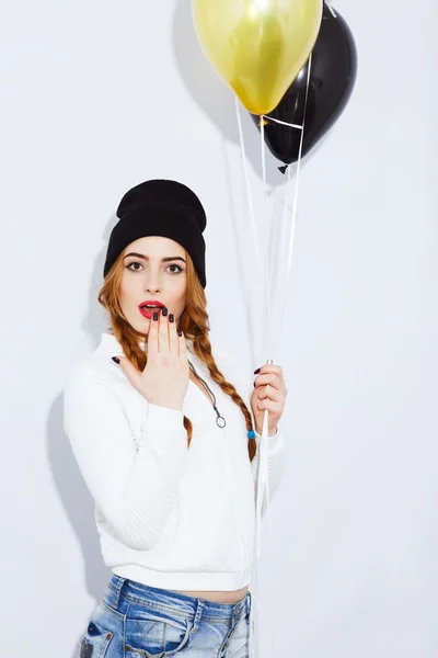 Chica con estilo con globos sobre fondo blanco — Foto de Stock