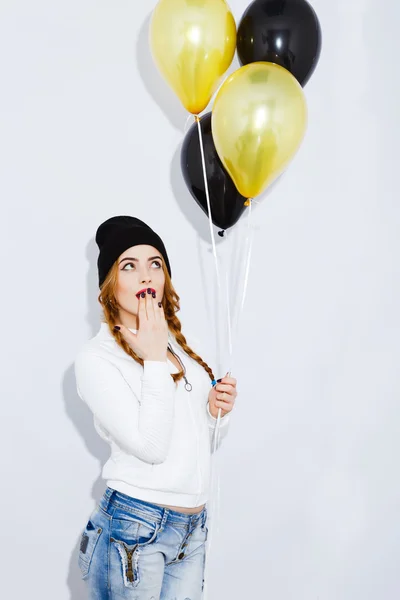 Stylowa dziewczyna z balonami na białym tle — Zdjęcie stockowe