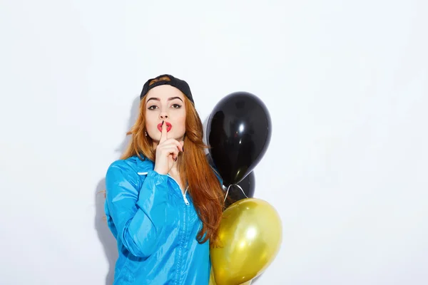 Chica con estilo con globos sobre fondo blanco — Foto de Stock