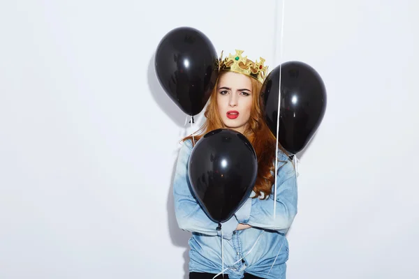 Chica con estilo con globos sobre fondo blanco — Foto de Stock