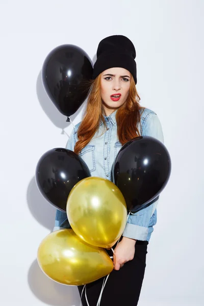 Chica con estilo con globos sobre fondo blanco — Foto de Stock