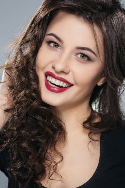 Güzel esmer kadının bir portresi